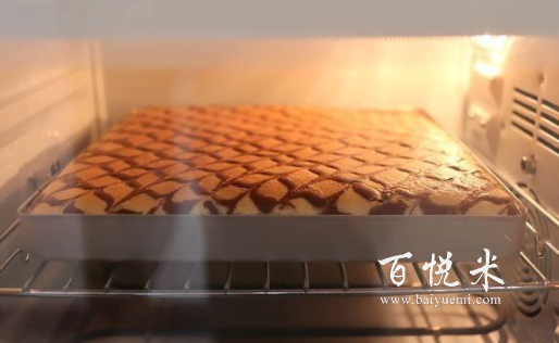 千秋紋鳳梨醬夾心蛋糕，松軟香甜比買的好吃實惠，5個雞蛋就能烤一大盤蛋糕